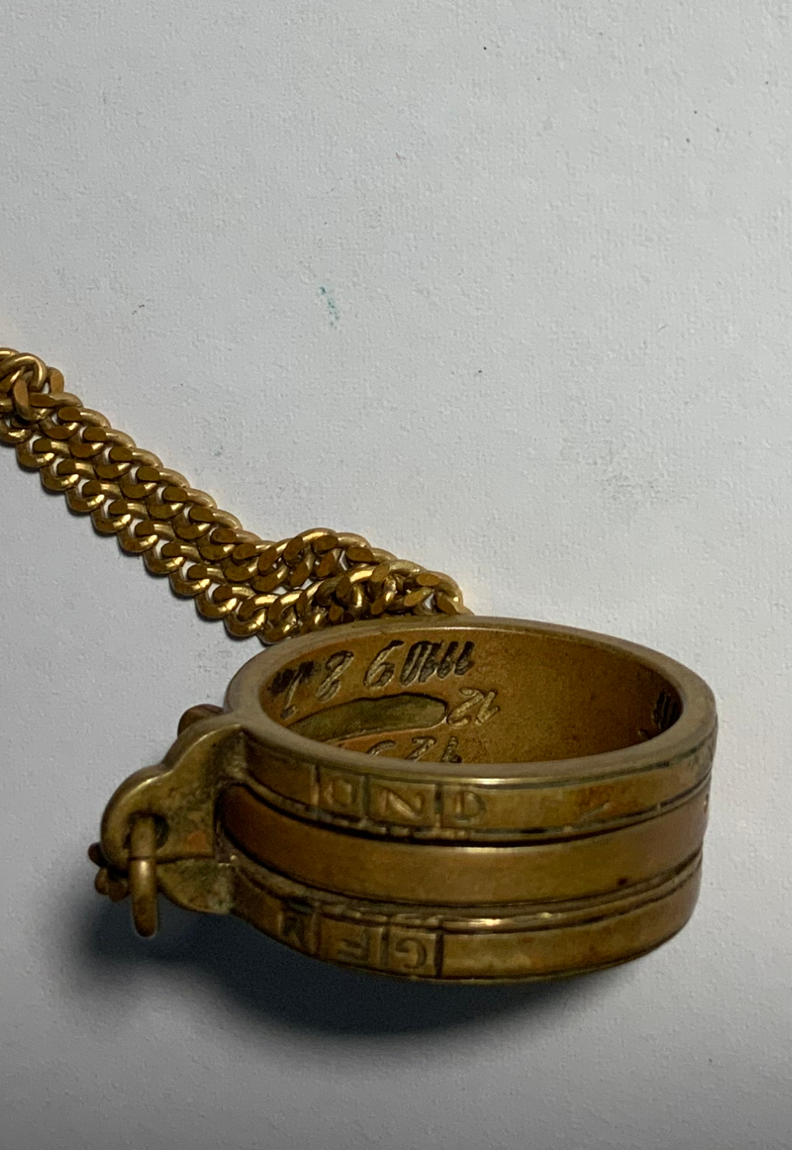 Reloj solar colgante de anillo, en metal dorado, para linaje de los Falguera. | Internacional de Alta Relojería de Bolsillo